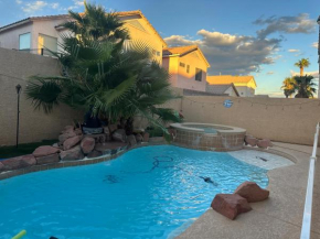 3 bedrooms house with private pool free parking
